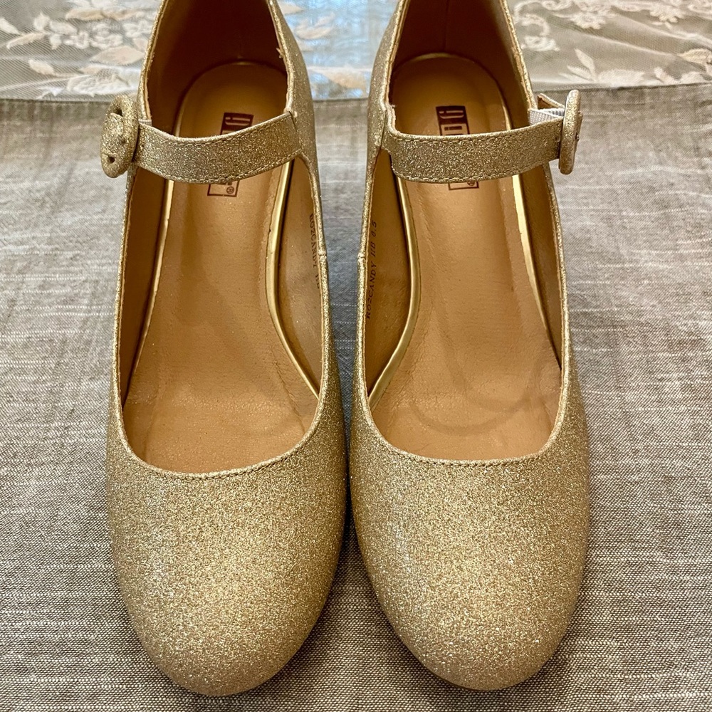 Shoes - Picture 2 of 7